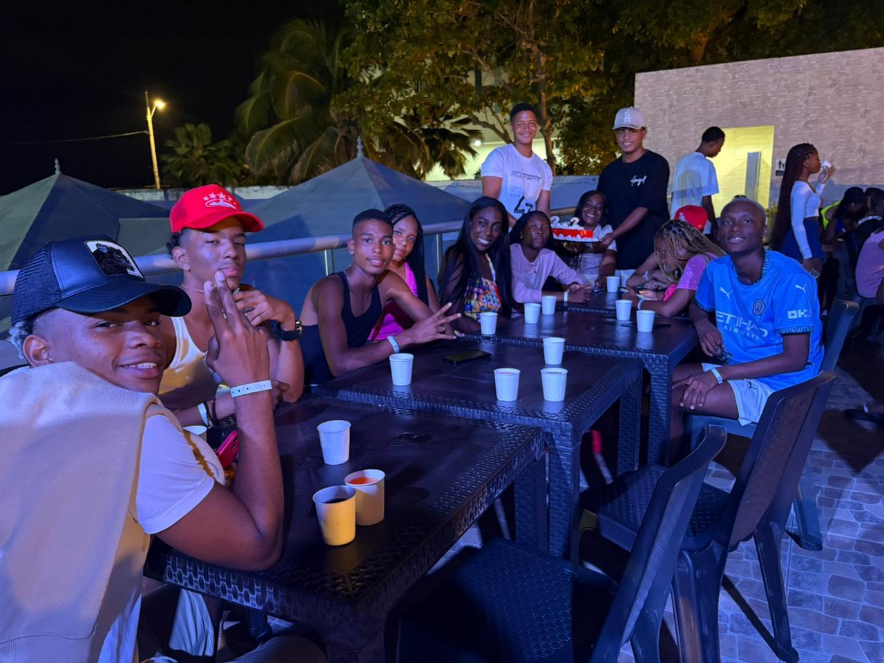 Estudiantes compartiendo durante la cena en Santa Marta, 2025