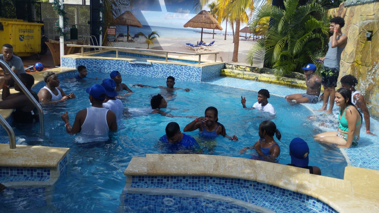Estudiantes disfrutando la piscina del alojamiento en San Andrés, 2023