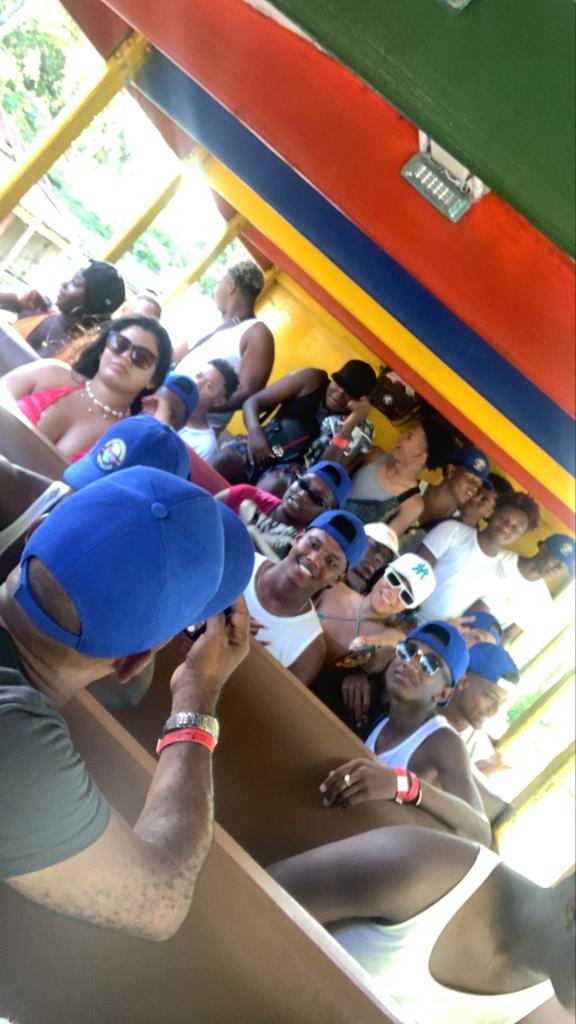 Grupo de viajeros en un transporte turístico durante el recorrido por San Andrés, 2023