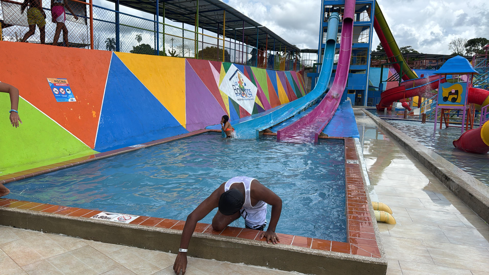 Piscina con toboganes de colores en un parque acuático de Montenegro, Quindío, 2024