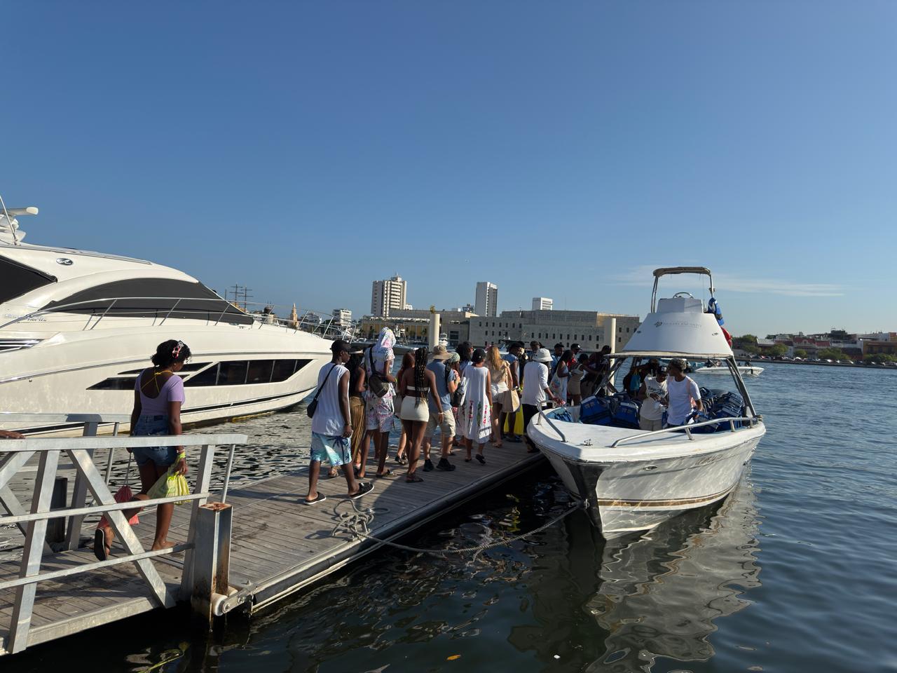 Grupo de viajeros abordando una lancha en el muelle de Cartagena, 2025