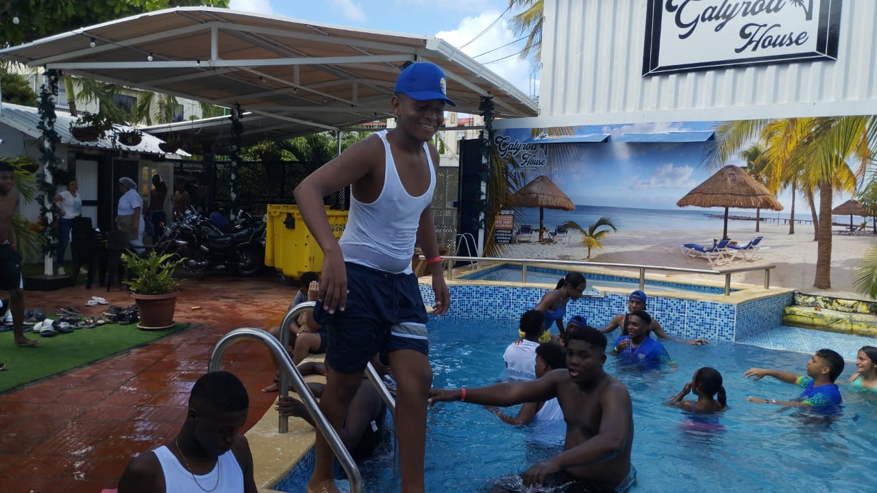 Jóvenes compartiendo en la piscina del hospedaje en San Andrés, 2023