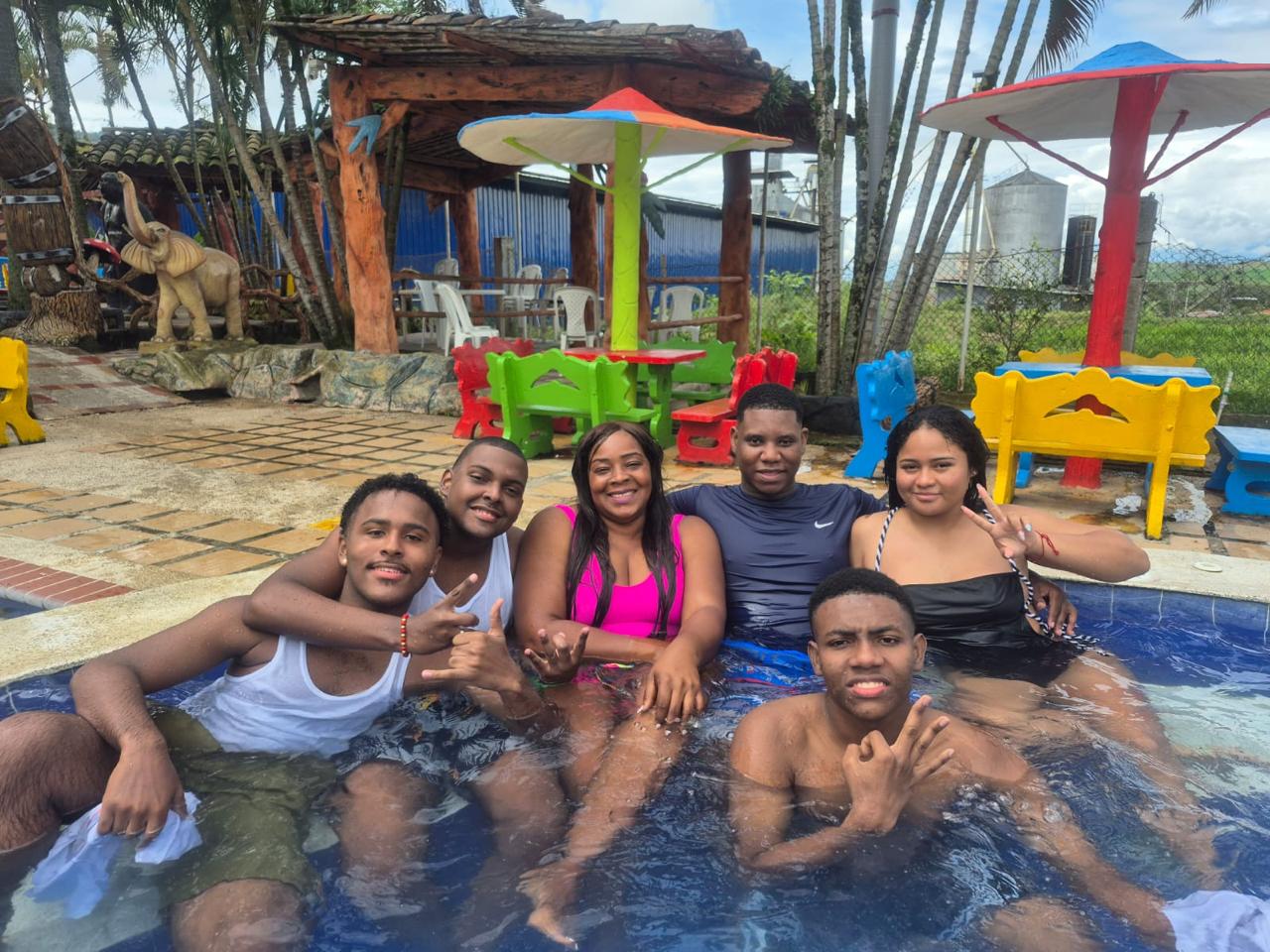 Grupo de jóvenes en la piscina de un centro recreativo en Buga, 2025