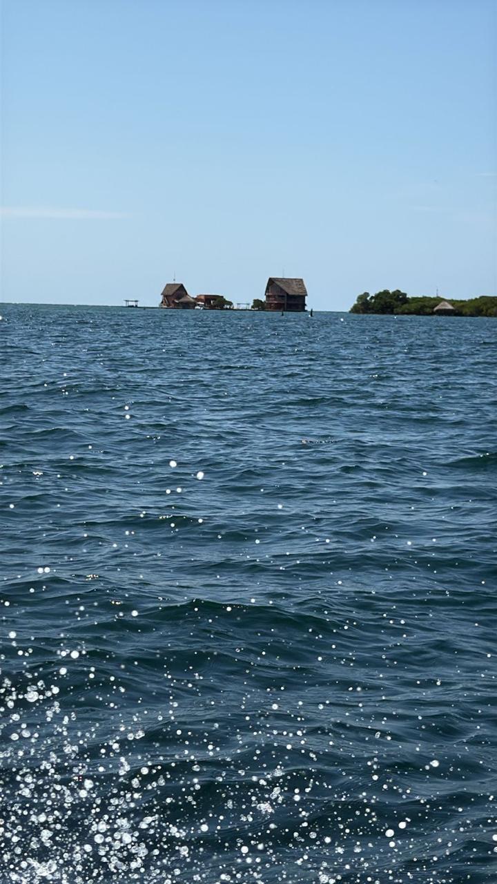 Mar abierto y casas sobre el agua camino a las islas, Cartagena 2025
