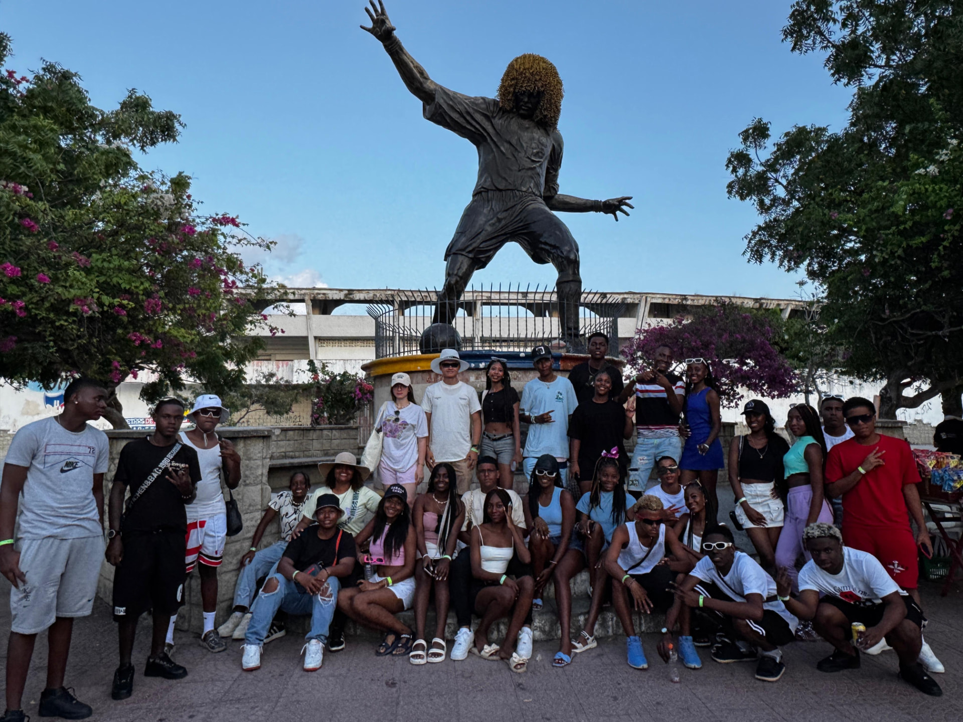 Grupo de estudiantes frente a la estatua de Carlos Valderrama en Santa Marta, 2024