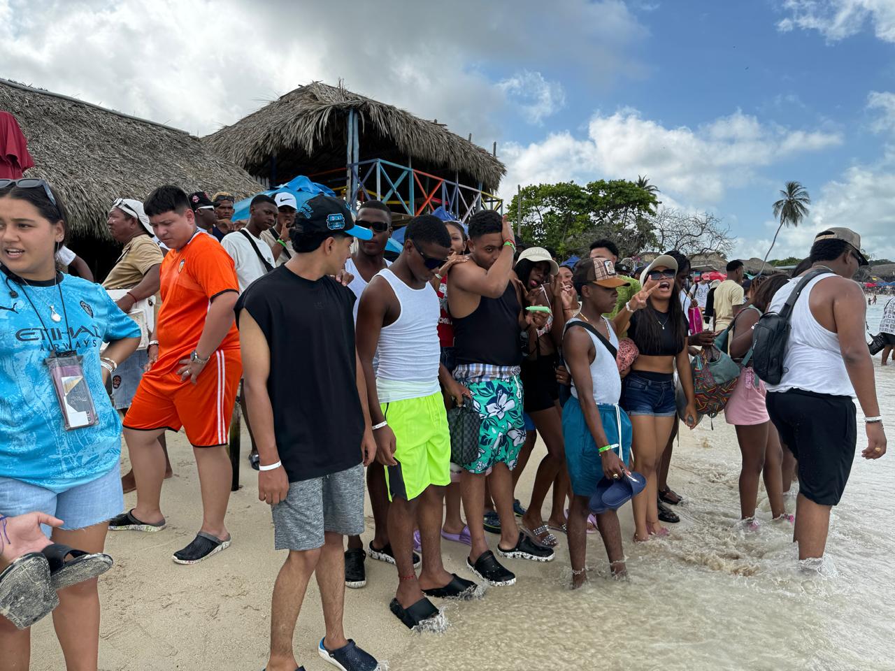 Grupo de viajeros en la playa durante la excursión a Cartagena 2024