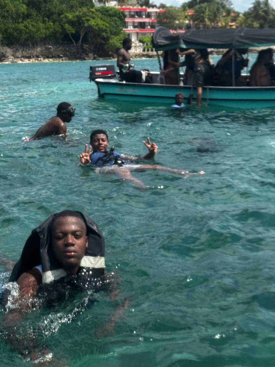 Playa de Cartagena con carpas y vista a los edificios de Bocagrande, 2024