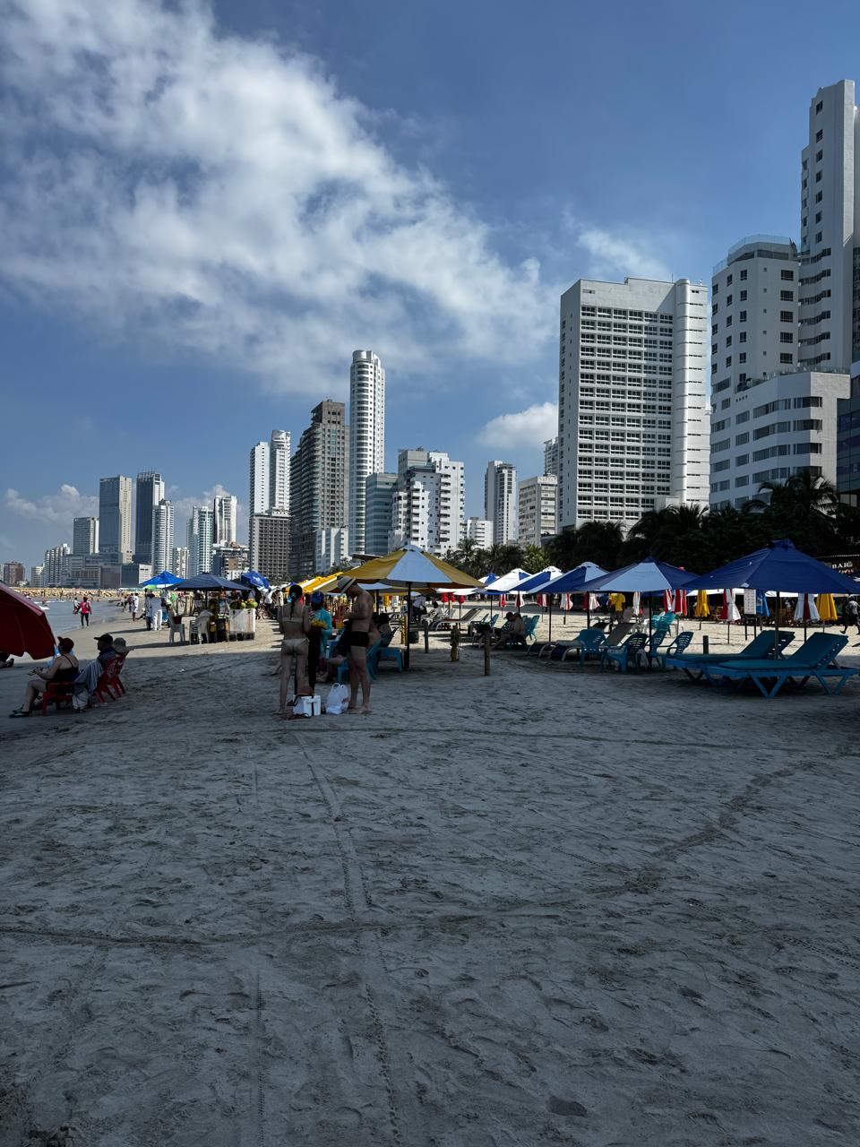 Grupo a bordo de una embarcación turística en la bahía de Cartagena 2024