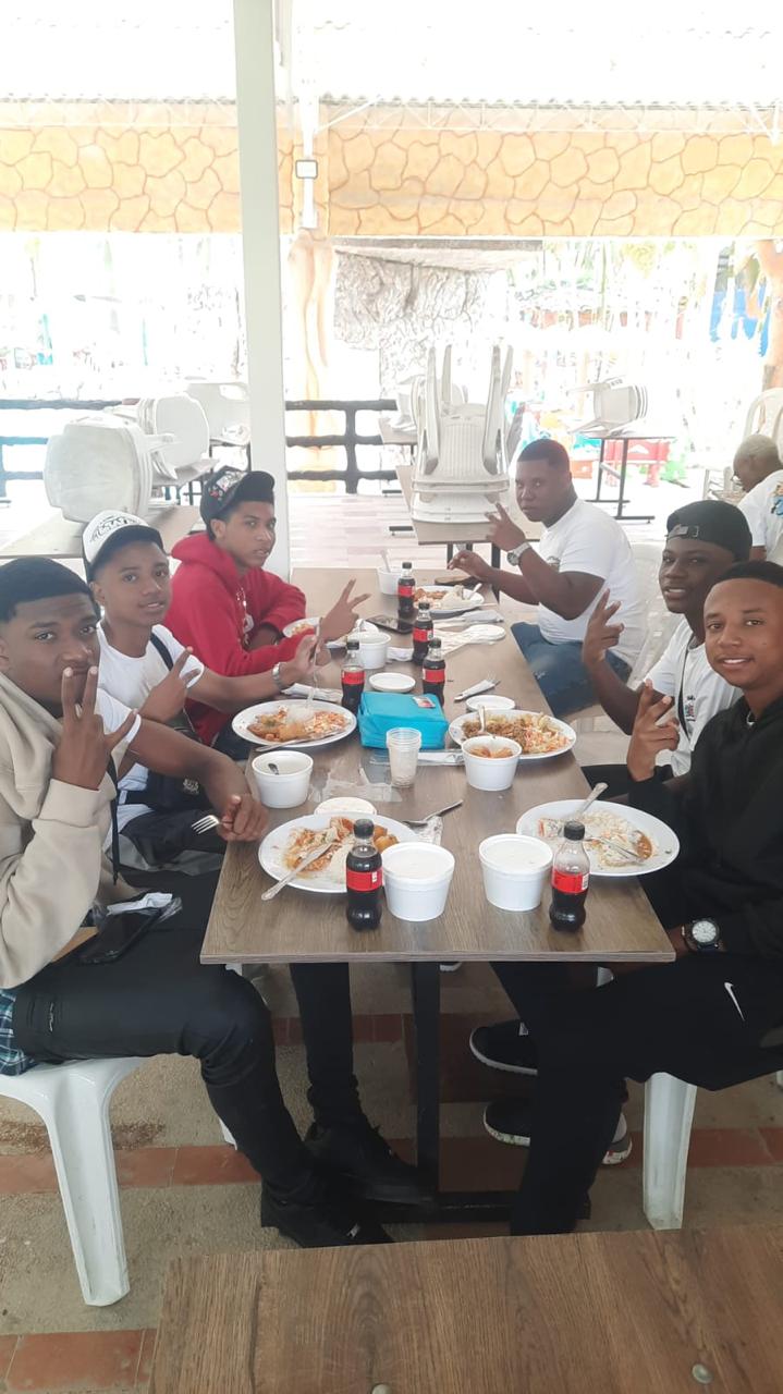 Estudiantes almorzando en las mesas del centro recreativo en Buga, 2025