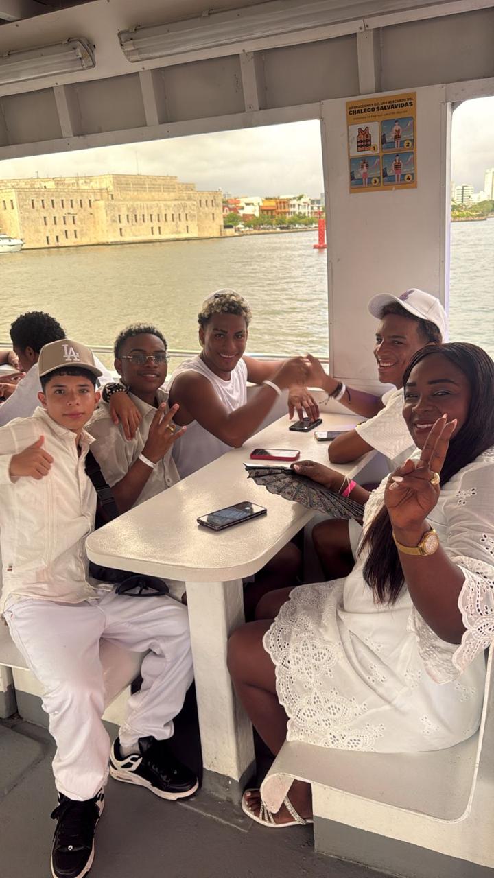 Grupo de estudiantes en el barco frente a las murallas de la bahía de Cartagena, 2025