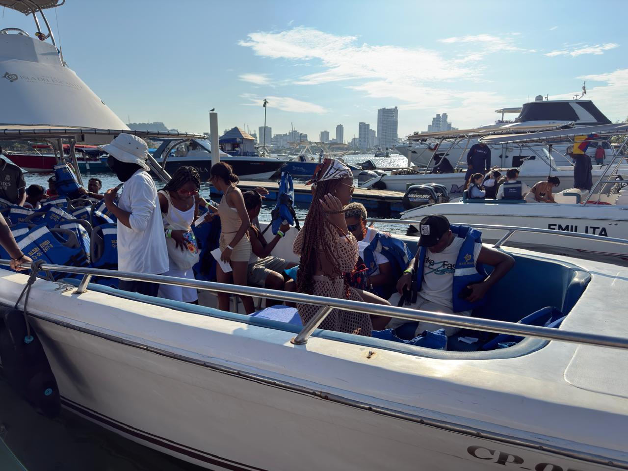 Viajeros con chalecos salvavidas en la lancha antes de zarpar, Cartagena 2025