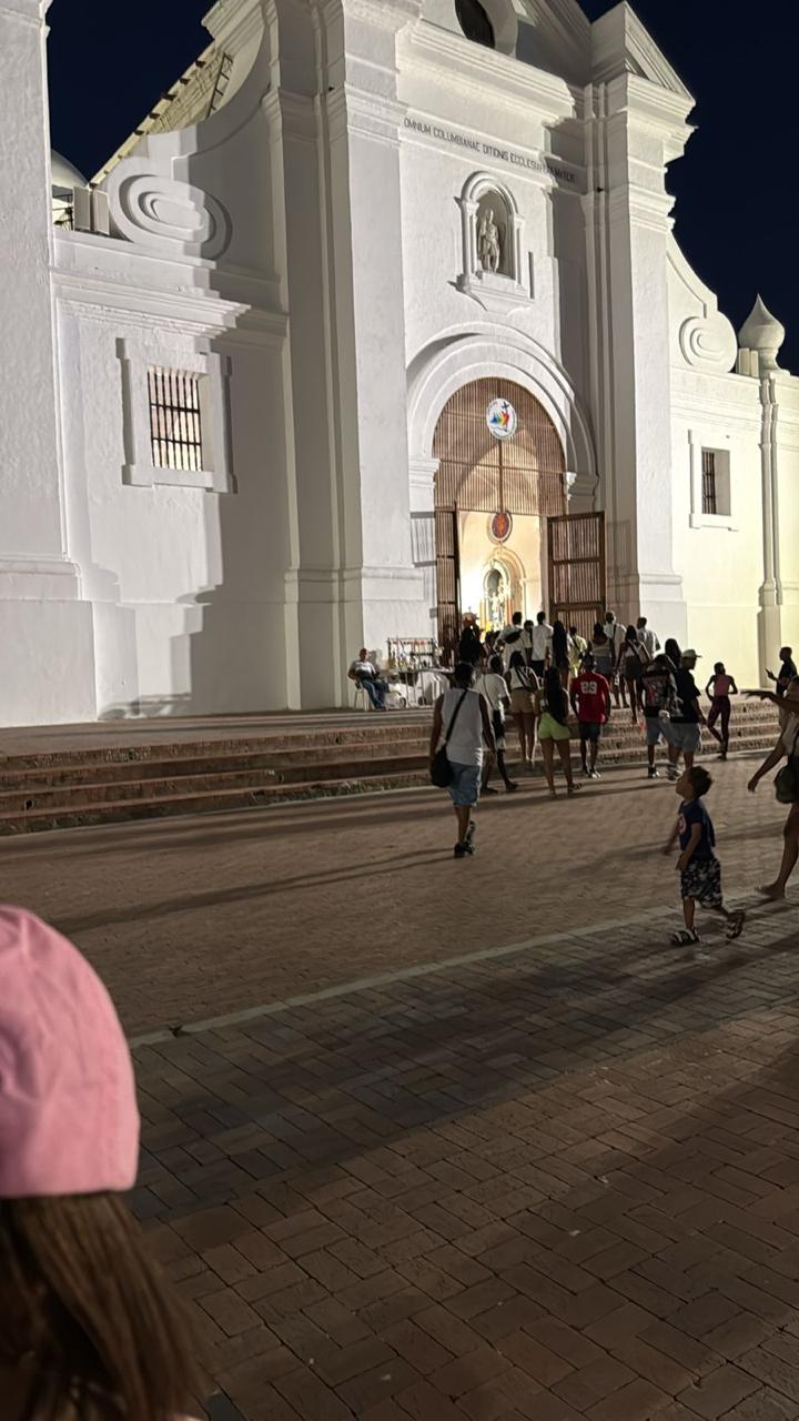 Catedral del centro histórico de Santa Marta iluminada de noche, 2025