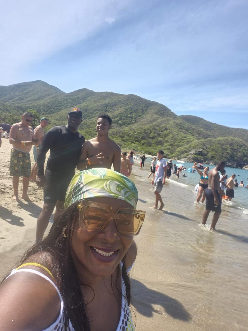 Integrantes del grupo en la orilla de la playa en Santa Marta, 2025