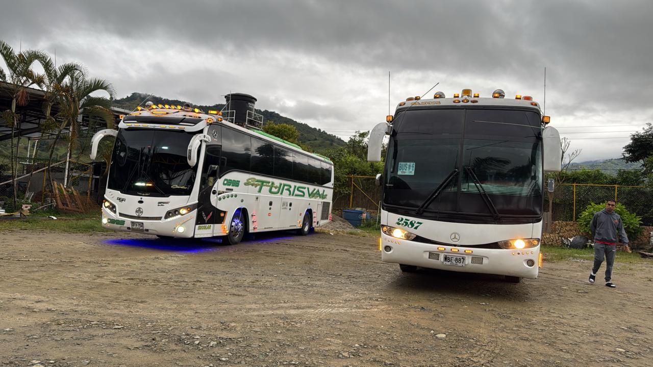 Dos buses de turismo estacionados antes de iniciar el pasadía a Buga, 2025