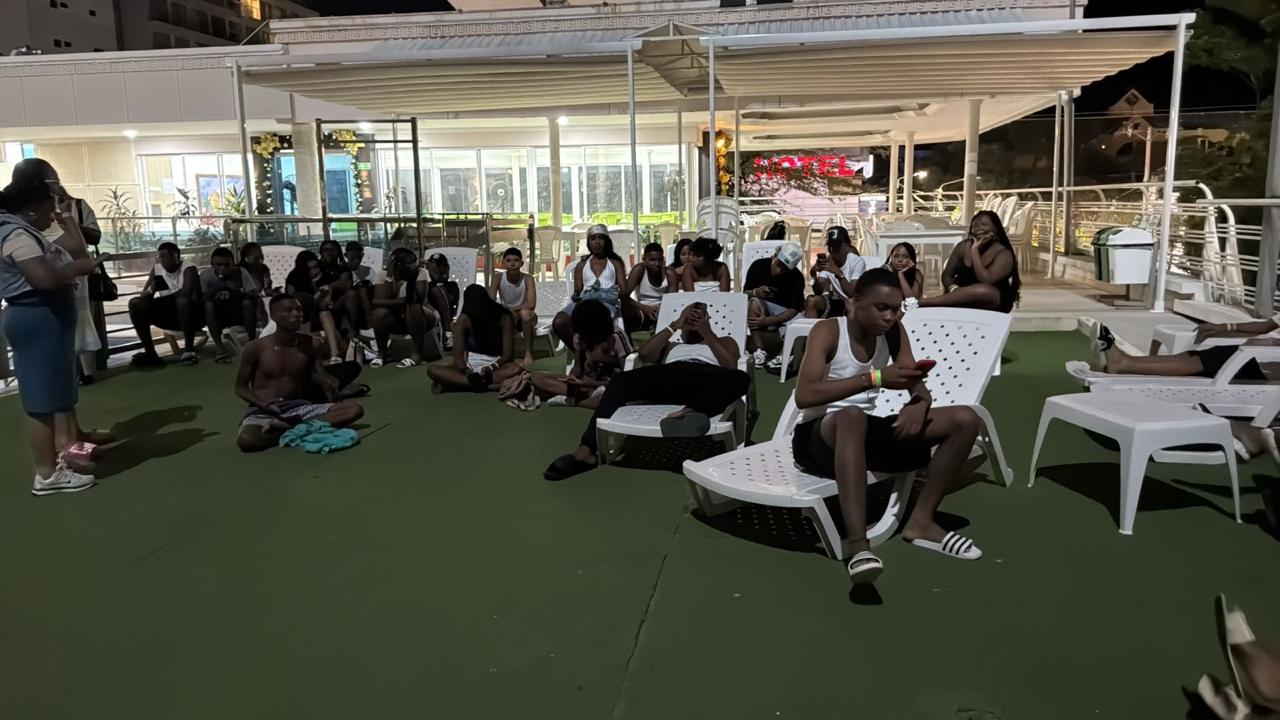 Grupo reunido en la terraza del hotel durante la excursión a Santa Marta 2025
