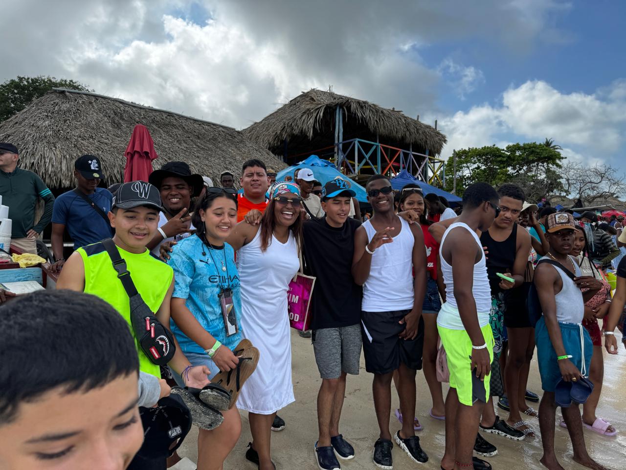 Viajeros disfrutando un baño en el mar con chalecos salvavidas, Cartagena 2024
