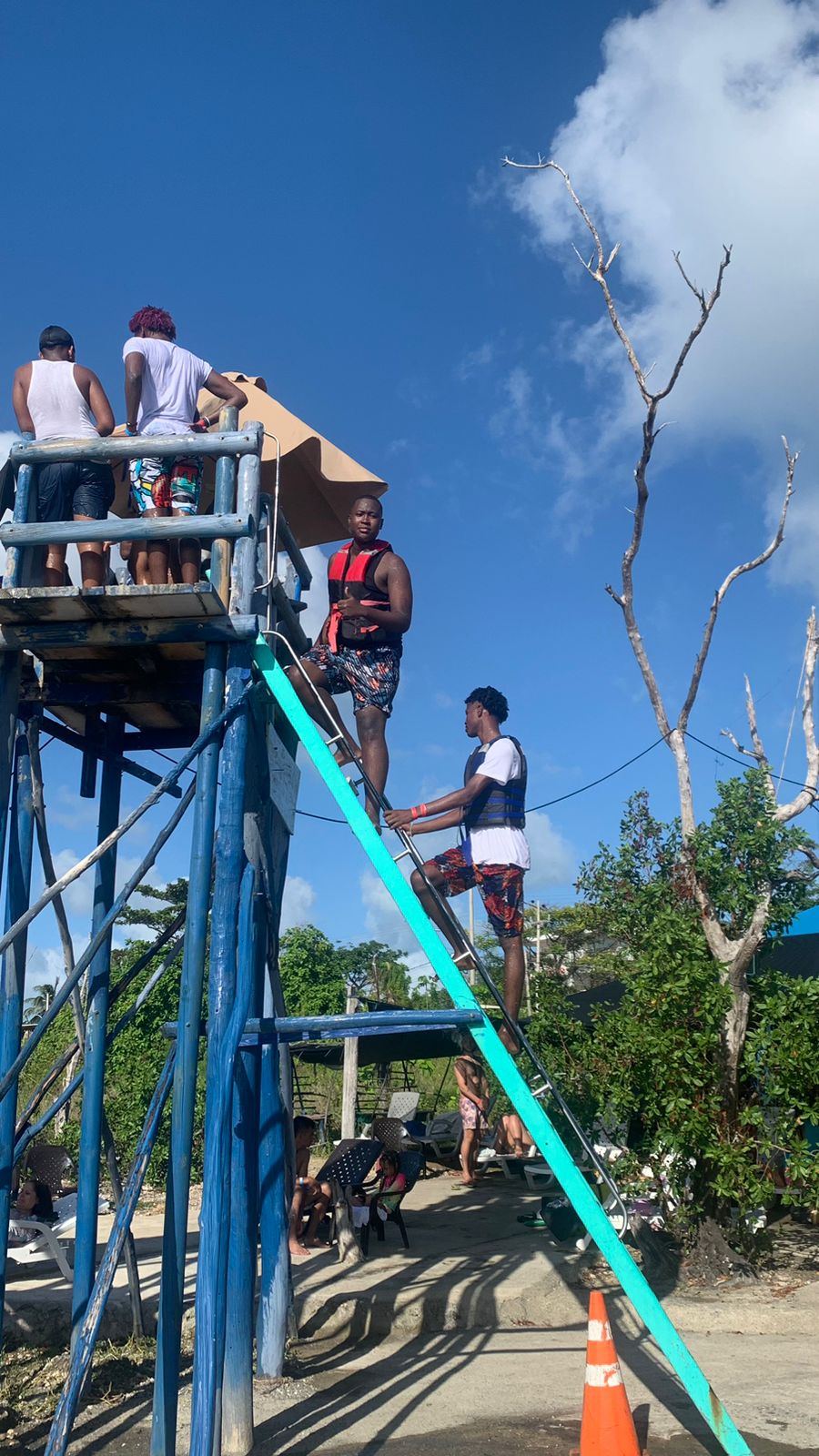 Viajeros con chalecos salvavidas esperando su turno en el tobogán, San Andrés 2023